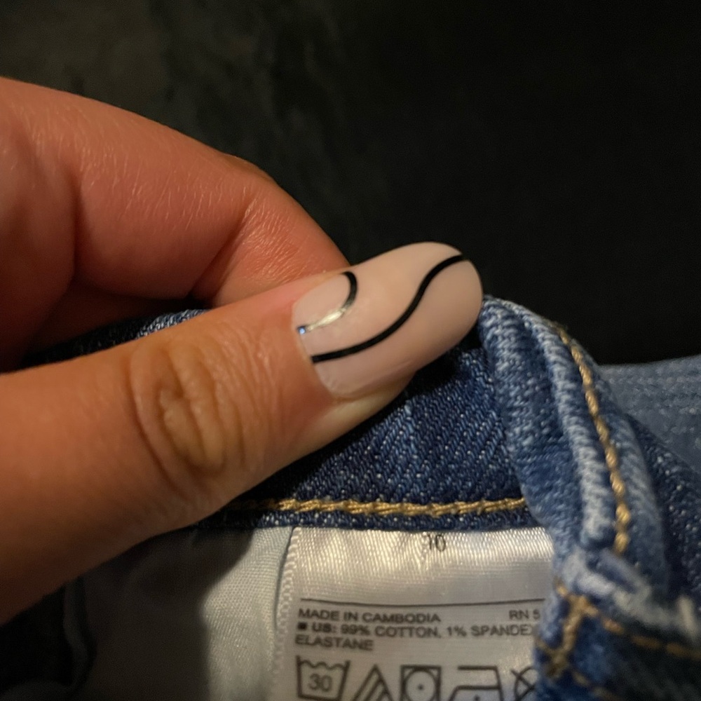 Old Navy Boyfriend Distressed Women's Blue Denim Shorts - Picture 4 of 4